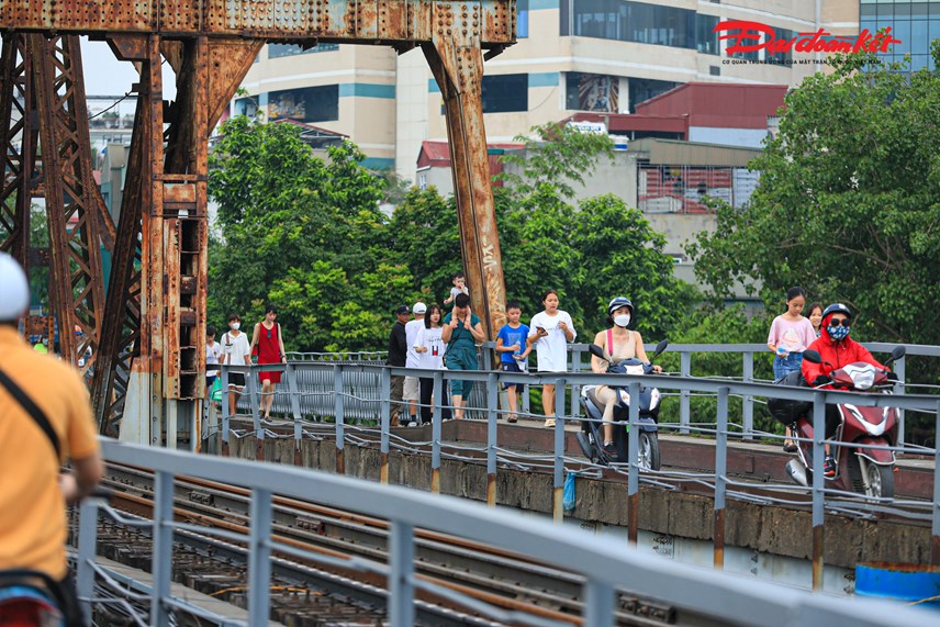 Cầu Long Biên: Sau vụ sập tấm đan, người dân vẫn 'phớt lờ' biển cấm
